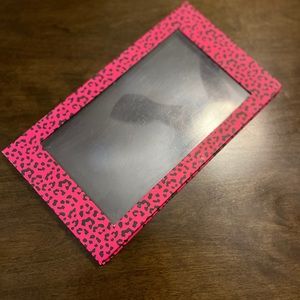 Magnetic makeup palette